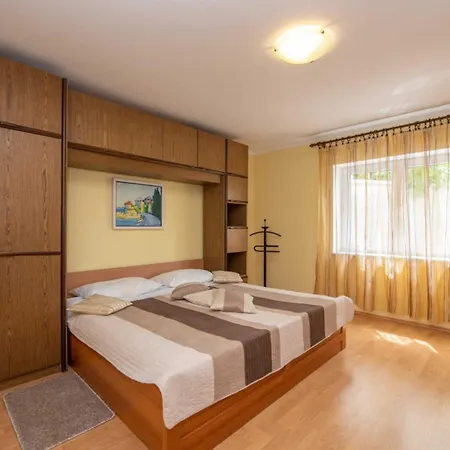 Elegant With Terrace Apartament